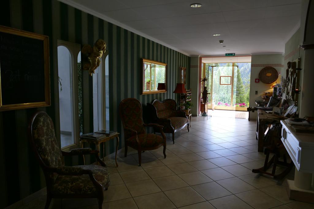 Apartments Castle Goms Екстериор снимка